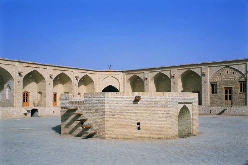 مهتابی میانه حیاط کاروانسرای شاه عباسی میبد_37